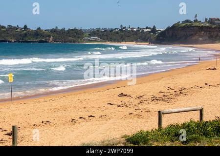 La spiaggia di Mona vale sulla costa orientale di Sydney diventa Warriewood Beach oltre il promontorio, la costa di Sydney, NSW, Australia, 2024 Foto Stock