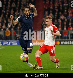 Monaco, Germania. 5 marzo 2024. Joshua Kimmich (R) del Bayern Monaco si reca con Luis Alberto della Lazio durante il turno di UEFA Champions League del 16 2° Leg match tra Bayern Monaco e Lazio a Monaco, Germania, 5 marzo 2024. Crediti: Philippe Ruiz/Xinhua/Alamy Live News Foto Stock