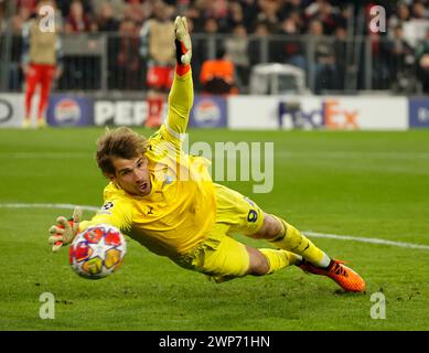 Monaco, Germania. 5 marzo 2024. Ivan Provedel, portiere della Lazio, non riesce a salvare il tiro da Harry Kane del Bayern Monaco durante la partita di 2a tappa della UEFA Champions League del 16° turno tra Bayern Monaco e Lazio a Monaco, Germania, 5 marzo 2024. Crediti: Philippe Ruiz/Xinhua/Alamy Live News Foto Stock