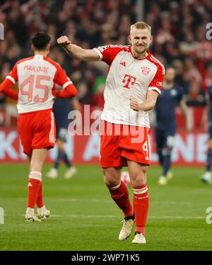 Monaco, Germania. 5 marzo 2024. Matthijs de Ligt (R) del Bayern Monaco celebra il gol del suo compagno di squadra Thomas Mueller durante il turno di UEFA Champions League del 16 2a tappa tra Bayern Monaco e Lazio a Monaco, Germania, 5 marzo 2024. Crediti: Philippe Ruiz/Xinhua/Alamy Live News Foto Stock