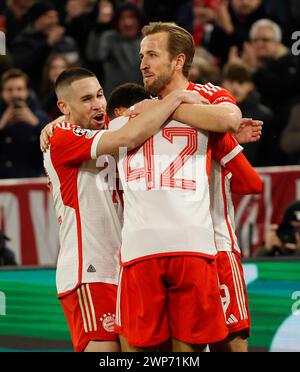 Monaco, Germania. 5 marzo 2024. Harry Kane (R) del Bayern Monaco celebra il gol con il suo compagno di squadra Raphael Guerreiro (L) e Jamal Musiala durante il turno di UEFA Champions League 16 2a tappa tra Bayern Monaco e Lazio a Monaco, Germania, 5 marzo 2024. Crediti: Philippe Ruiz/Xinhua/Alamy Live News Foto Stock