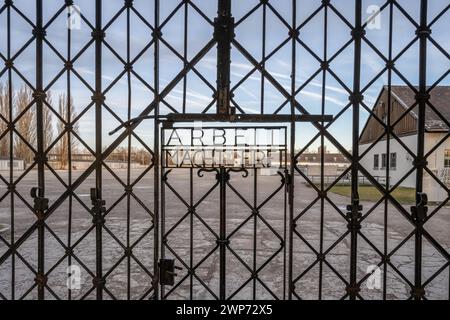 Il lavoro di DACHAU, GERMANIA, ti rende libero di firmare ai cancelli del campo di concentramento di Dachau. Foto Stock