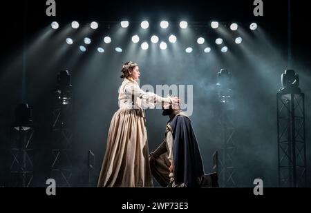 Jessica Baglow interpreta Lady Macbeth e Ash Hunter interpreta Macbeth sul palco durante le prove generali per Macbeth, diretto da Amy Leach, al Leeds Playhouse. Data foto: Martedì 5 marzo 2024. Foto Stock