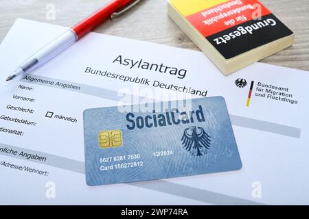 FOTOMONTAGE, Social Card für Geflüchtete und Leistungsempfänger auf einem Asylantrag, Symbolfoto Foto Stock