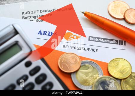 FOTOMONTAGE, Brief des ARD ZDF Deutschlandradio Beitragsservice mit Geldmünzen und ansteigendem Pfeil, Symbolfoto Erhöhung des Rundfunkbeitrags Foto Stock