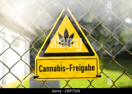 FOTOMONTAGE, Schild mit Hanfblatt und Aufschrift Cannabis-Freigabe Foto Stock