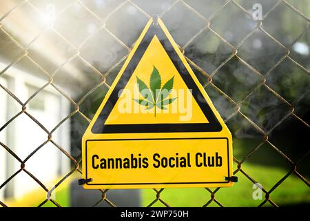 FOTOMONTAGE, Schild mit Hanfblatt und Aufschrift Cannabis Social Club Foto Stock