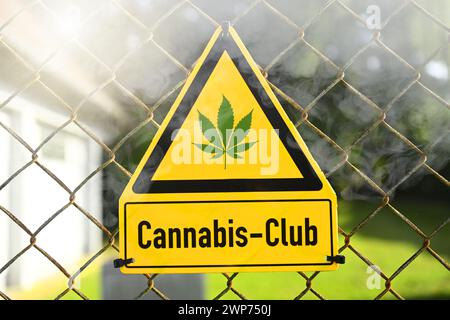 FOTOMONTAGE, Schild mit Hanfblatt und Aufschrift Cannabis-Club Foto Stock