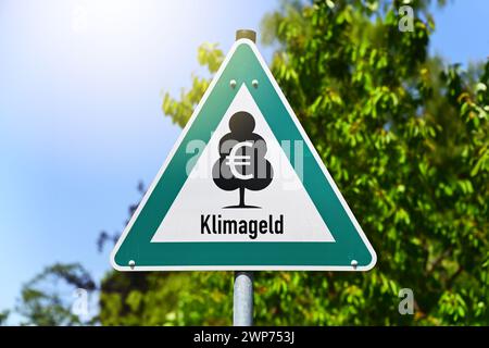 FOTOMONTAGE, Grünes Schild mit Baum und Aufschrift Klimageld Foto Stock