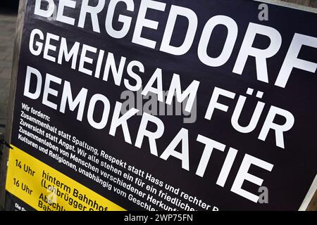 Plakat für eine Demonstration gegen Rechtsextremismus und für Demokratie a Bergedorf, Amburgo, Germania Foto Stock