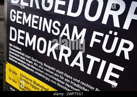 Plakat für eine Demonstration gegen Rechtsextremismus und für Demokratie a Bergedorf, Amburgo, Germania Foto Stock