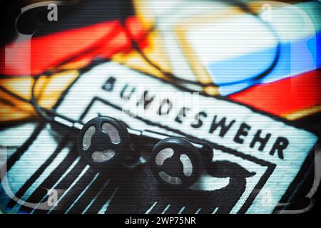 FOTOMONTAGE, Bundeswehr-Aufnäher und Kopfhörer auf Russland-Fahne, Symbolfoto Taurus-Abhöraffäre Foto Stock