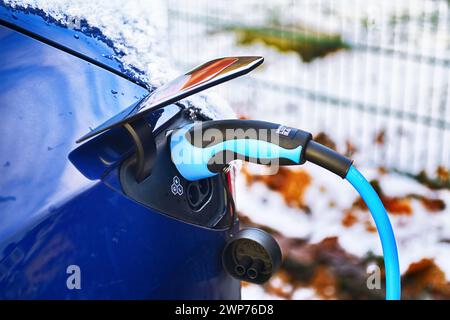 E-Auto è dotato di un einer Ladesäule geladen Foto Stock