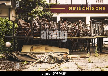 Gastro-Krise: Gestapelte Stühle vor einem geschlossenen Restaurant in Timmendorfer Strand, Schleswig-Holstein, Deutschland Foto Stock