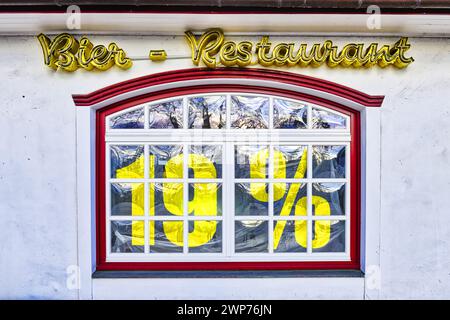 FOTOMONTAGE, ristorante mit dem Schriftzug 19% im Fenster, Symbolfoto für die Anhebung der Mehrwertsteuer auf 19 Prozent in der Gastronomiebranche Foto Stock