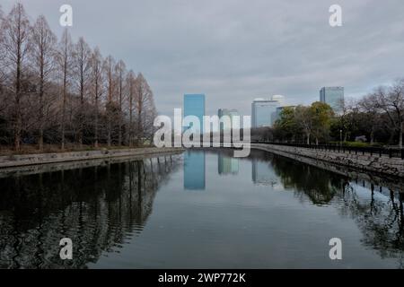 Vista dalla Moat del Castello di Osaka ai moderni grattacieli e al Business Park di Osaka, Giappone Foto Stock