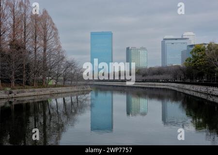 Vista dalla Moat del Castello di Osaka ai moderni grattacieli e al Business Park di Osaka, Giappone Foto Stock