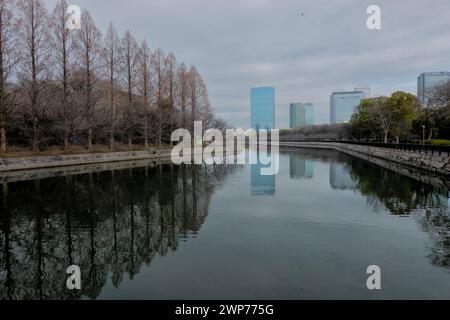 Vista dalla Moat del Castello di Osaka ai moderni grattacieli e al Business Park di Osaka, Giappone Foto Stock