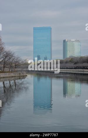 Vista dalla Moat del Castello di Osaka ai moderni grattacieli e al Business Park di Osaka, Giappone Foto Stock