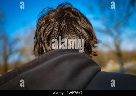 capo di uomo con felpa con cappuccio vista da dietro Foto Stock