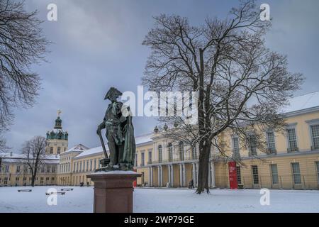 Winter, Denkmal Friedrich der Große, Neuer Flügel, Schloß Charlottenburg, Spandauer Damm, Charlottenburg, Berlino, Deutschland Foto Stock