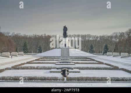 Sowjetisches Ehrenmal, Winter, Treptower Park, Treptow, Treptow-Köpenick, Berlino, Deutschland Foto Stock