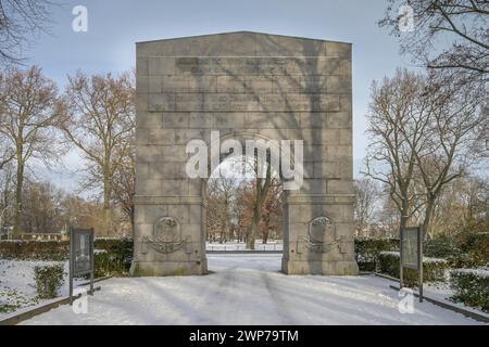 Ausgang Ost, Portal, Sowjetisches Ehrenmal, Winter, Treptower Park, Treptow, Treptow-Köpenick, Berlino, Deutschland Foto Stock