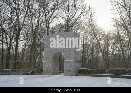 Ausgang Ost, Portal, Sowjetisches Ehrenmal, Winter, Treptower Park, Treptow, Treptow-Köpenick, Berlino, Deutschland Foto Stock