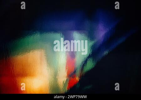 Carta da parati frattale colorata. Perdite di luce chiara su sfondo scuro. Diversi colori di motivo e texture arcobaleno. Arancione, verde, blu, rosso gr Foto Stock