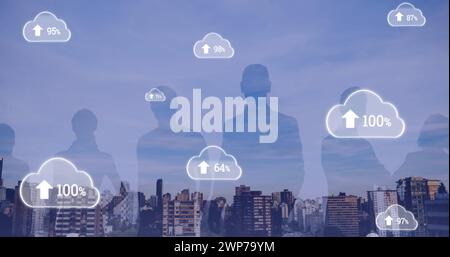 Immagine di nuvole bianche con frecce e percentuale di crescita su sfondo urbano Foto Stock