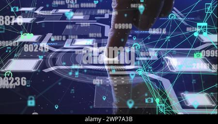 Immagine di numeri che cambiano, reti di connessioni su uomo che tocca lo schermo del processore Foto Stock