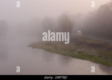 Ibsley, Ringwood, Hampshire, Regno Unito, 6 marzo 2024: Meteo. La mattina gelida nebbia con temperature appena sotto lo zero. È attivo un avviso meteorologico. Crediti: Paul Biggins/Alamy Live News Foto Stock