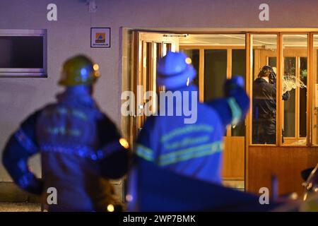 Stoccolma, Svezia. 5 marzo 2024. La polizia e i soccorritori stanno indagando su un'esplosione all'ingresso di un condominio a Farsta nel sud di Stoccolma, Svezia, il 5 marzo 2024 foto: Henrik Montgomery/TT/Kod 10060 credito: TT News Agency/Alamy Live News Foto Stock