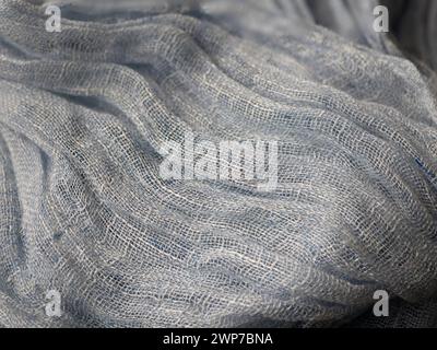 Splendida sciarpa grigia in lino, da vicino. Scialle intrecciate a mano drappeggiate o palatino Foto Stock
