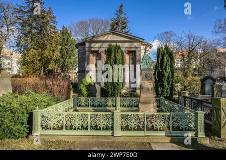 Karl Friedrich Schinkel, Grab, hinten Mausoleum Hitzig, Dorotheenstädtischer Friedhof, Chausseestraße, Mitte, Berlino, Germania Foto Stock