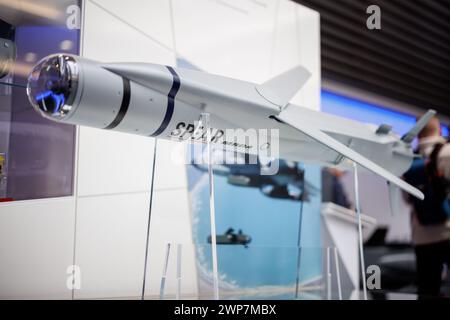 Schrobenhausen, Germania. 5 marzo 2024. Il missile aria-terra Spear può essere visto in uno showroom presso la società europea di difesa MBDA (Matra BAe Dynamics Aerospatiale). La compagnia di armamenti si concentra sullo sviluppo e la produzione di missili come il missile da crociera Taurus. Durante una visita al sito degli armamenti di Schrobenhausen, il ministro bavarese Söder (CSU) viene a conoscenza dei sistemi di difesa aerea e delle armi di riserva della compagnia. Crediti: Matthias Balk/dpa/Alamy Live News Foto Stock