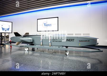 Schrobenhausen, Germania. 5 marzo 2024. Il missile da crociera aria-terra tedesco-svedese Taurus (Target Adaptive Unitary and Dispenser Robotic Ubiquity System) può essere visto in uno showroom presso la società europea di difesa MBDA (Matra BAe Dynamics Aerospatiale). La compagnia di difesa si concentra sullo sviluppo e la produzione di missili come il missile da crociera Taurus. Durante una visita al sito degli armamenti di Schrobenhausen, il ministro bavarese Söder (CSU) viene a conoscenza dei sistemi di difesa aerea e delle armi di riserva della compagnia. Crediti: Matthias Balk/dpa/Alamy Live News Foto Stock