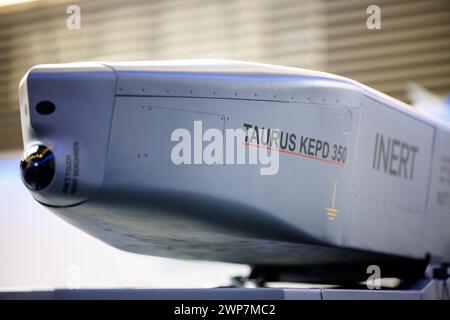 Schrobenhausen, Germania. 5 marzo 2024. Il missile da crociera aria-terra tedesco-svedese Taurus (Target Adaptive Unitary and Dispenser Robotic Ubiquity System) può essere visto in uno showroom presso la società europea di difesa MBDA (Matra BAe Dynamics Aerospatiale). La compagnia di difesa si concentra sullo sviluppo e la produzione di missili come il missile da crociera Taurus. Durante una visita al sito degli armamenti di Schrobenhausen, il ministro bavarese Söder (CSU) viene a conoscenza dei sistemi di difesa aerea e delle armi di riserva della compagnia. Crediti: Matthias Balk/dpa/Alamy Live News Foto Stock
