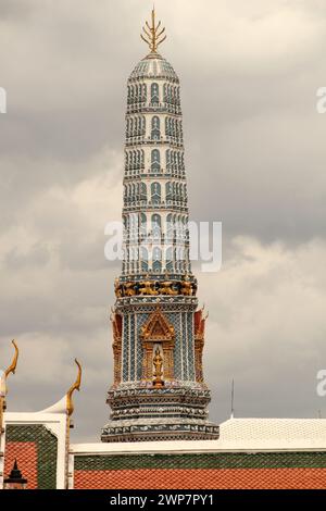 Un'alta torre con intricati disegni bianchi e blu in cima Foto Stock