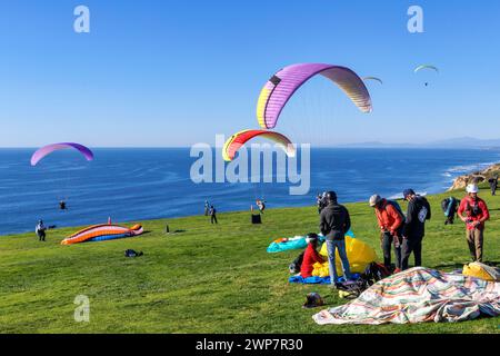 Parapendio in partenza al Gliderport di Torrey Pines a San Diego, California Foto Stock