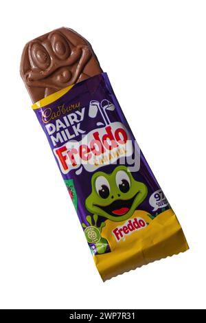 La barretta di cioccolato al caramello Cadbury Dairy Milk freddo è stata aperta per mostrare i contenuti isolati su sfondo bianco Foto Stock