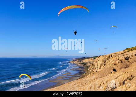 Molti parapendio sorvolano le scogliere, San Diego, California Foto Stock