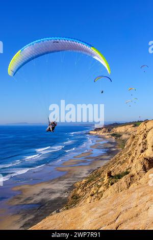 Parapendio che sorvolano le scogliere, San Diego, California Foto Stock