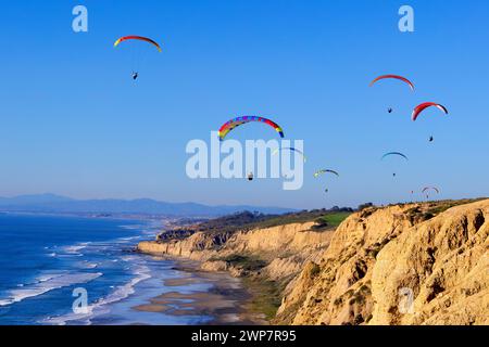 Molti parapendio si innalzano sulle scogliere, San Diego, California Foto Stock