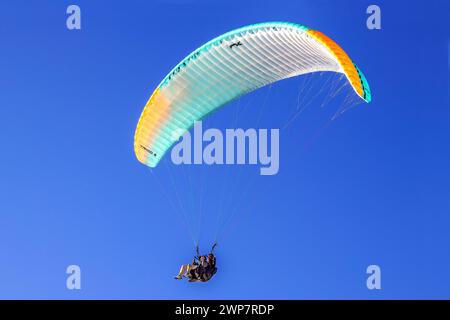 Parapendio in tandem in una giornata di sole, San Diego, California Foto Stock