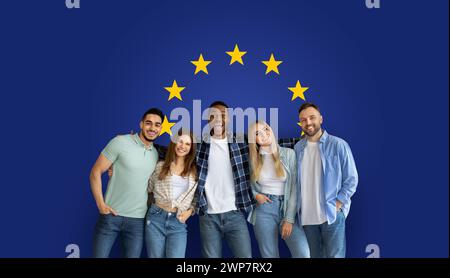 Cinque giovani adulti con sorrisi travolgenti si sposano con fiducia in un abbigliamento casual Foto Stock