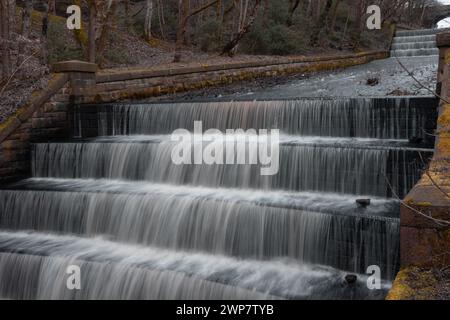 Il traboccamento dal serbatoio di Yarrow al serbatoio di Anglezarke Chorley Lancashire Regno Unito Foto Stock