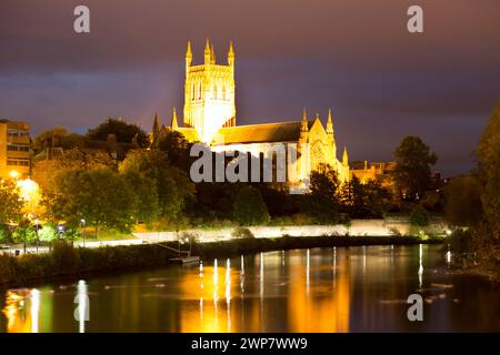 Regno Unito, Worcester, vista verso la cattedrale di Worcester dall'altra parte del fiume Severn, di notte. Foto Stock