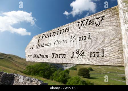 Cartello Pennine Way, Malham Cove, Malhamdale, Yorkshire Dales, Regno Unito. Foto Stock