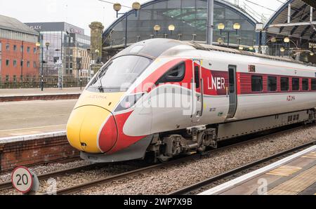 Treno LNER Azuma nella stazione centrale di Newcastle, Inghilterra, Regno Unito Foto Stock